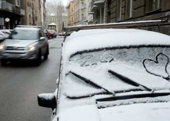 Zimski uslovi često uzrokuju zaleđivanje stakala i vrata automobila, zbog čega je pravilno odleđivanje ključno za sigurnu vožnju.