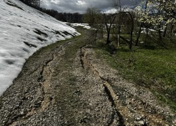 Oštećen makadamski put sa dubokim kolotrazima uzrokovanim topljenjem snijega i obilnim padavinama