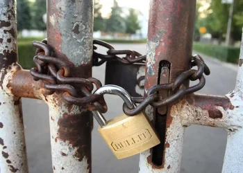 zaključana kapija firme