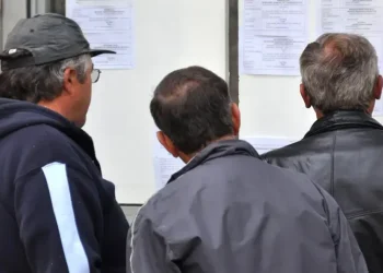 Nezaposleni ispred oglasne ploce na birou