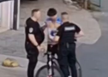 dva policijska službenika tokom intervencije
