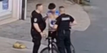 dva policijska službenika tokom intervencije