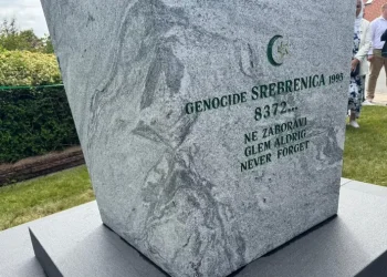 Spomenik ploča cvijet Srebrenice u Danskoj