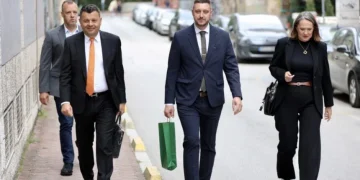 Elvir Rožnjaković u sredini