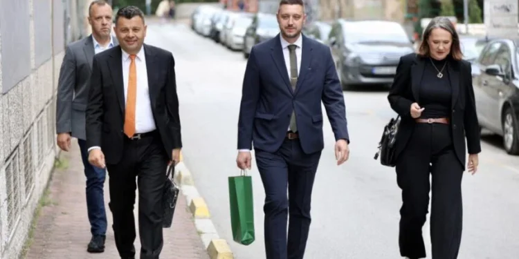 Elvir Rožnjaković u sredini