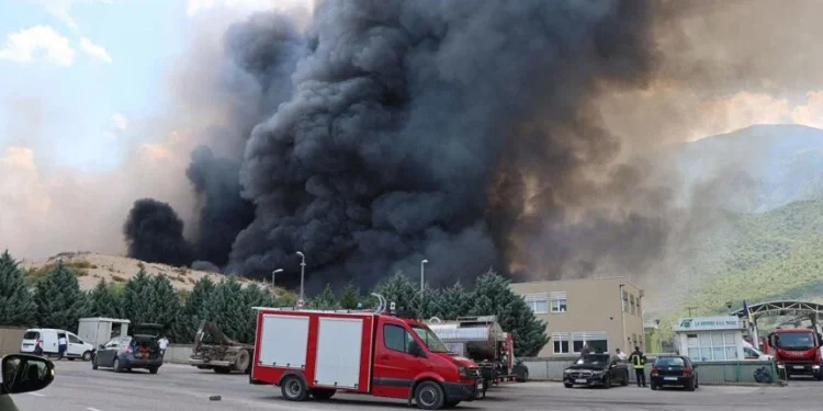Upute građanima zbog požara na deponiji Uborak Mostar