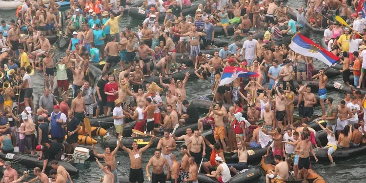 Drinska regata ponovo u znaku nacionalističkih ispada: Orile se pjesme koje pozivaju na nasilje, nošene majice s likovima osuđenih ratnih zločinaca