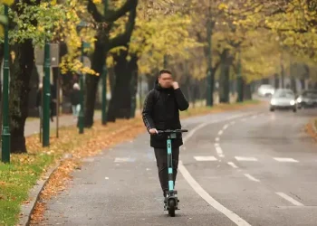 Konačno stižu pravila za električne romobile u BiH: Kacige postaju obavezne, uvode se visoke kazne i nova ograničenja