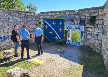 MUP RS identificirao dvojicu mladića zbog grafita s ljiljanima na Kula gradu u Zvorniku