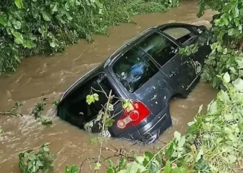 Automobil završio u nabujaloj rijeci, dvojica policajaca spasila vozača u posljednjem trenutku