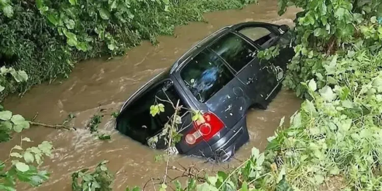 Automobil završio u nabujaloj rijeci, dvojica policajaca spasila vozača u posljednjem trenutku
