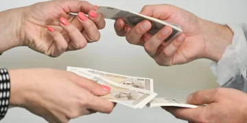 Novi propisi  mijenjaju primanja zvaničnika: Šta se smanjuje, a šta povećava